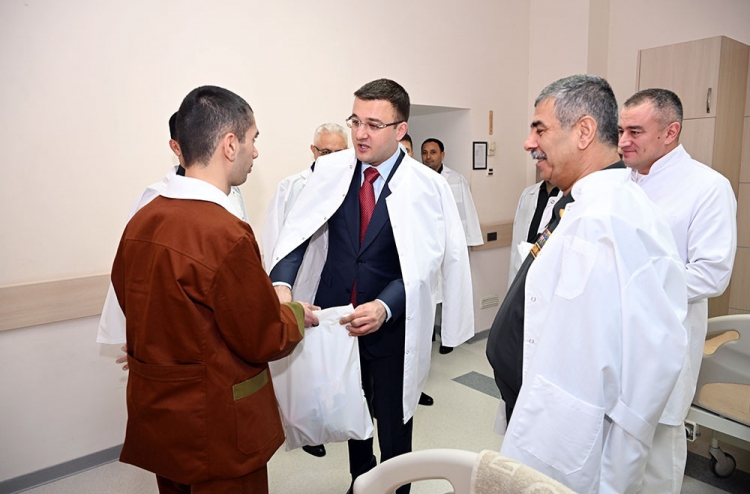 Zakir Həsənov hərbi hospitalı ziyarət edib - 