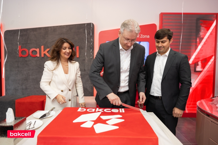 “Bakcell” Fəvvarələr meydanında yeni mağazasını təqdim edib –
