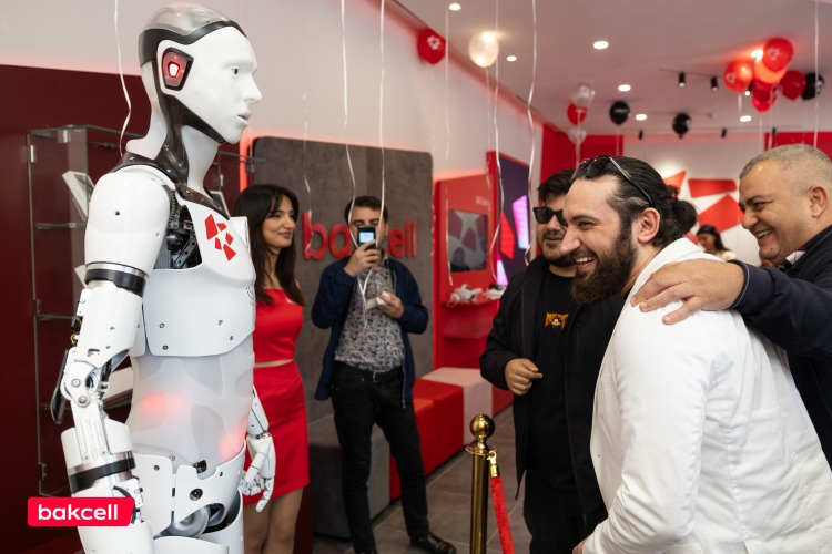 “Bakcell” Fəvvarələr meydanında yeni mağazasını təqdim edib –