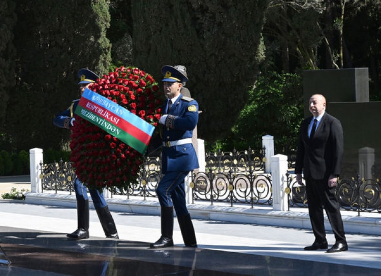 Prezident və birinci xanım Heydər Əliyevin məzarını ziyarət ediblər