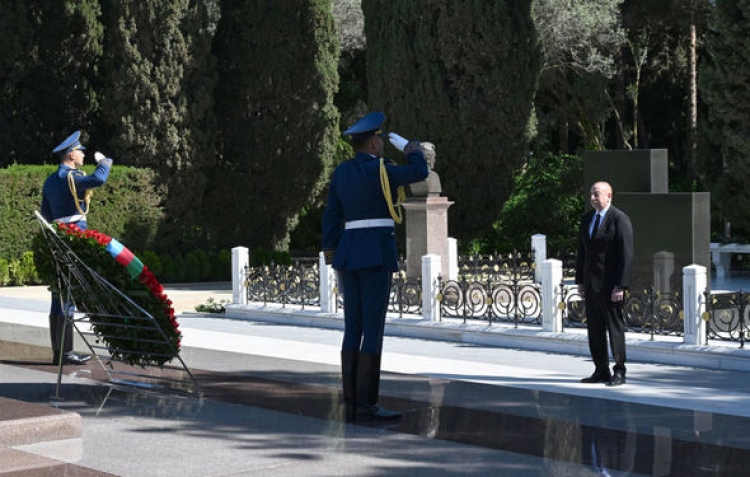 Prezident və birinci xanım Heydər Əliyevin məzarını ziyarət ediblər