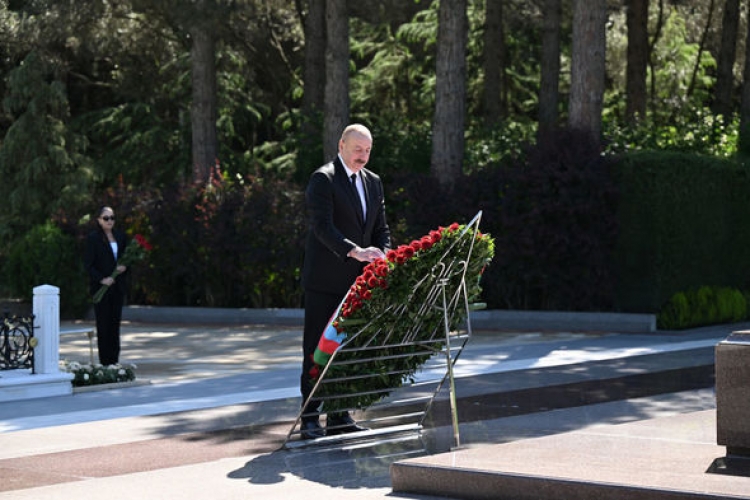 Prezident və birinci xanım Heydər Əliyevin məzarını ziyarət ediblər