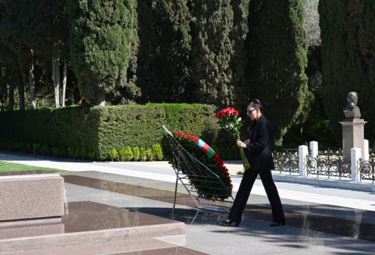 Prezident və birinci xanım Heydər Əliyevin məzarını ziyarət ediblər