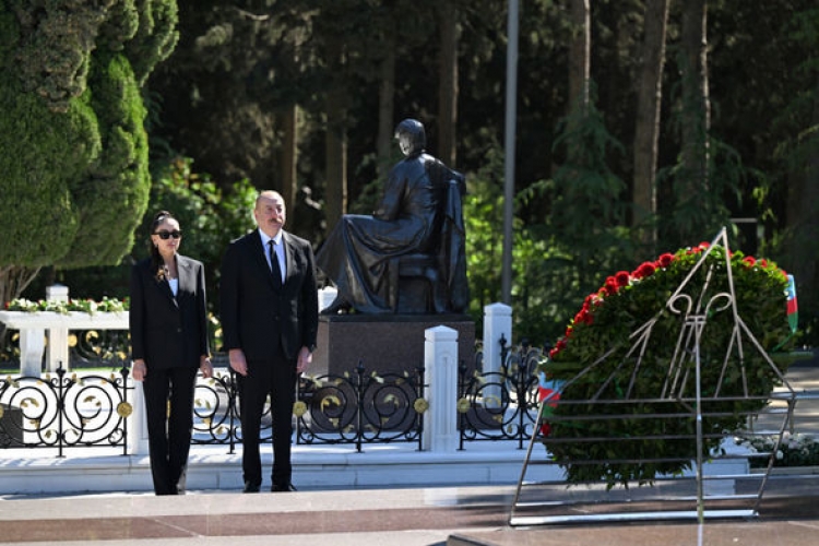 Prezident və birinci xanım Heydər Əliyevin məzarını ziyarət ediblər