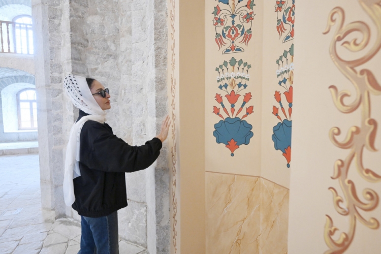 Dövlət başçısı Şuşada Aşağı Gövhər Ağa məscidində aparılan bərpa işləri ilə tanış olub -
