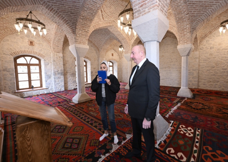 Prezident və birinci xanım Mamayı məscidinin bərpadan sonra açılışında iştirak ediblər -