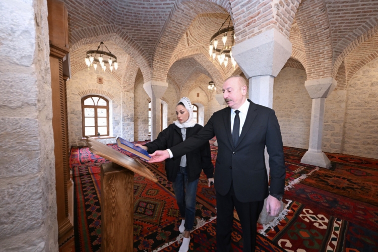 Prezident və birinci xanım Mamayı məscidinin bərpadan sonra açılışında iştirak ediblər -