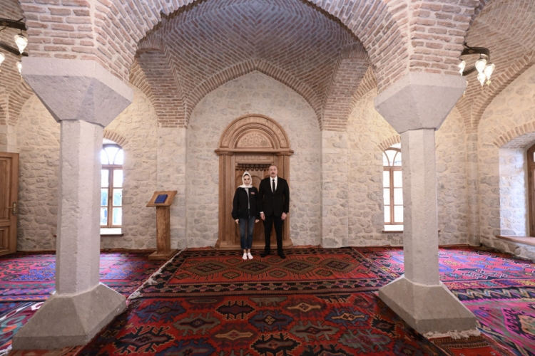 Prezident və birinci xanım Mamayı məscidinin bərpadan sonra açılışında iştirak ediblər -