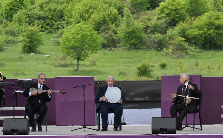 Prezident və birinci xanım Şuşada “Xarıbülbül” festivalında iştirak ediblər -