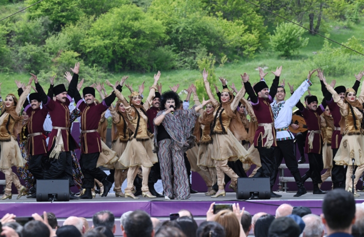 Prezident və birinci xanım Şuşada “Xarıbülbül” festivalında iştirak ediblər -
