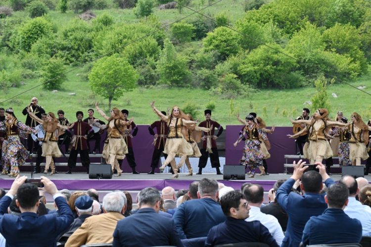 Prezident və birinci xanım Şuşada “Xarıbülbül” festivalında iştirak ediblər -