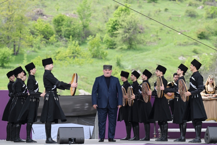 Prezident və birinci xanım Şuşada “Xarıbülbül” festivalında iştirak ediblər -