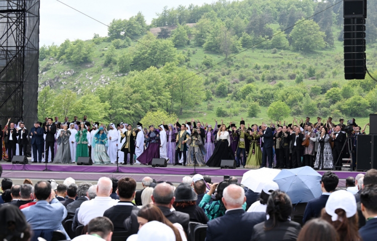 Prezident və birinci xanım Şuşada “Xarıbülbül” festivalında iştirak ediblər -