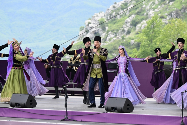 Prezident və birinci xanım Şuşada “Xarıbülbül” festivalında iştirak ediblər -