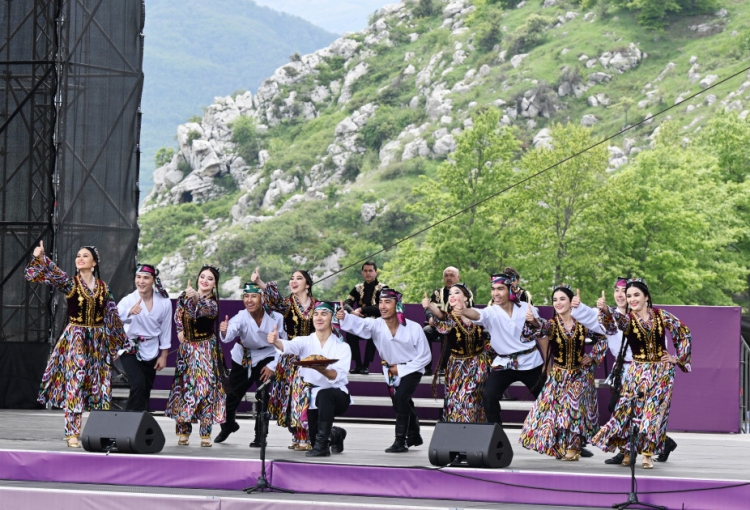Prezident və birinci xanım Şuşada “Xarıbülbül” festivalında iştirak ediblər -