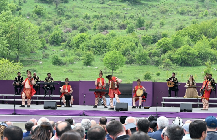 Prezident və birinci xanım Şuşada “Xarıbülbül” festivalında iştirak ediblər -