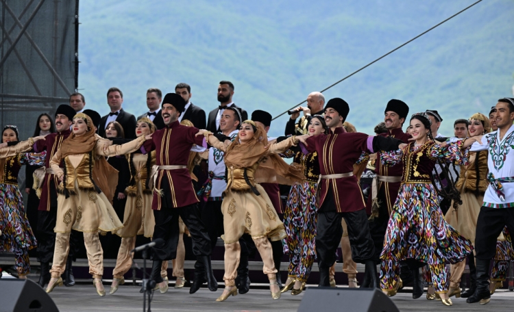 Prezident və birinci xanım Şuşada “Xarıbülbül” festivalında iştirak ediblər -