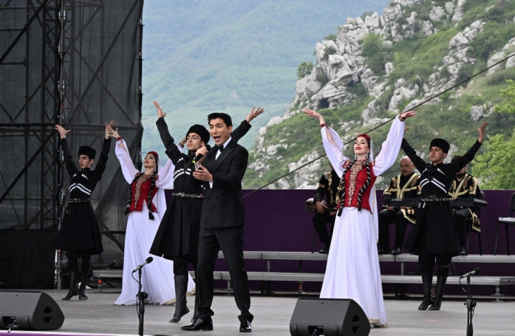 Prezident və birinci xanım Şuşada “Xarıbülbül” festivalında iştirak ediblər -