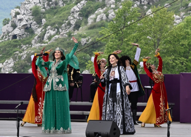 Prezident və birinci xanım Şuşada “Xarıbülbül” festivalında iştirak ediblər -