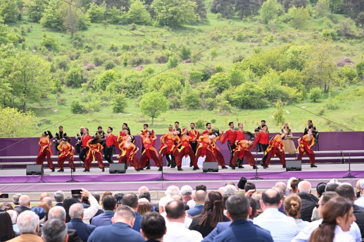 Prezident və birinci xanım Şuşada “Xarıbülbül” festivalında iştirak ediblər -