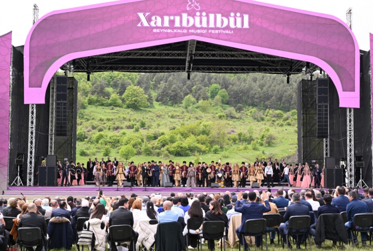 Prezident və birinci xanım Şuşada “Xarıbülbül” festivalında iştirak ediblər -