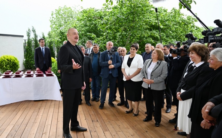 İlham Əliyev və Mehriban Əliyeva Xocalı şəhərinə köçən sakinlərlə görüşüblər -