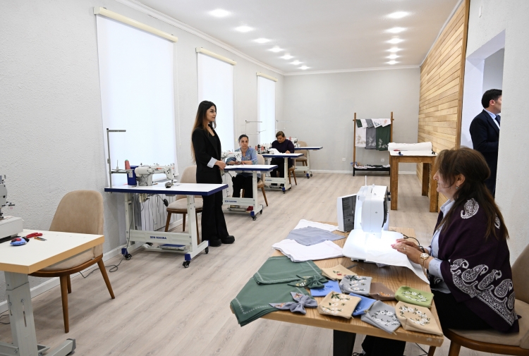 İlham Əliyev və Mehriban Əliyeva Xocalı şəhərinə köçən sakinlərlə görüşüblər -