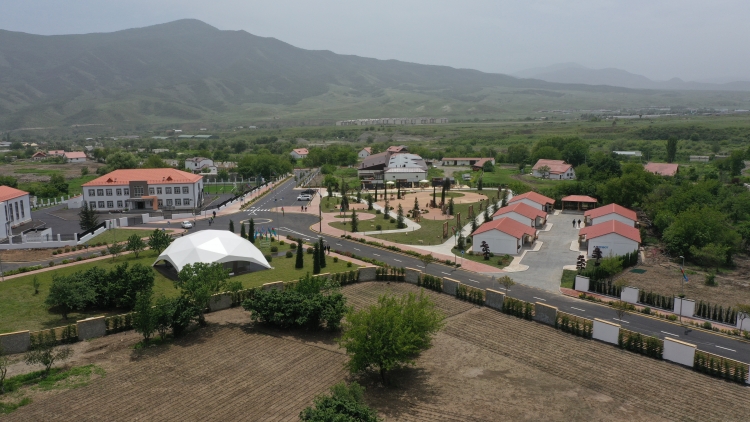 İlham Əliyev və Mehriban Əliyeva Xocalı şəhərinə köçən sakinlərlə görüşüblər -