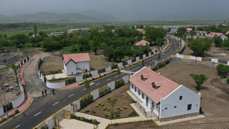 İlham Əliyev və Mehriban Əliyeva Xocalı şəhərinə köçən sakinlərlə görüşüblər -