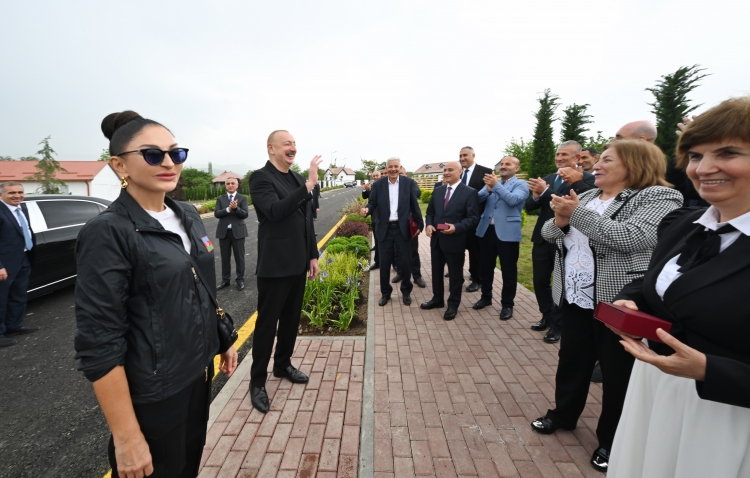 İlham Əliyev və Mehriban Əliyeva Xocalı şəhərinə köçən sakinlərlə görüşüblər -