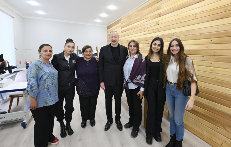 İlham Əliyev və Mehriban Əliyeva Xocalı şəhərinə köçən sakinlərlə görüşüblər -