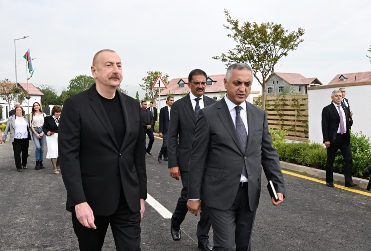 İlham Əliyev və Mehriban Əliyeva Xocalı şəhərinə köçən sakinlərlə görüşüblər -
