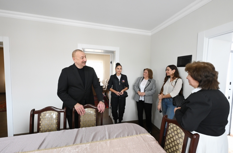 İlham Əliyev və Mehriban Əliyeva Xocalı şəhərinə köçən sakinlərlə görüşüblər -
