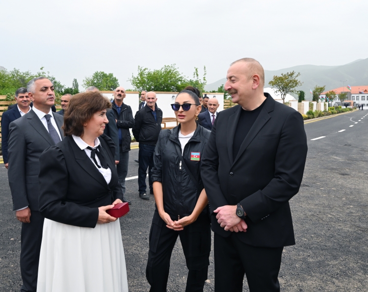 İlham Əliyev və Mehriban Əliyeva Xocalı şəhərinə köçən sakinlərlə görüşüblər -