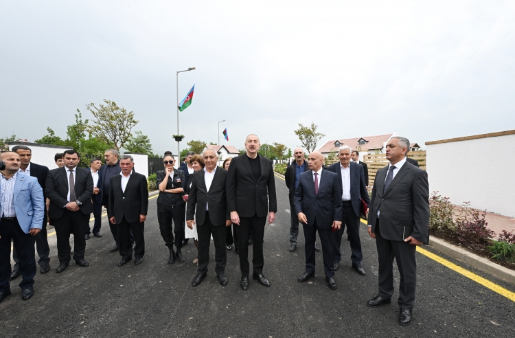 İlham Əliyev və Mehriban Əliyeva Xocalı şəhərinə köçən sakinlərlə görüşüblər -