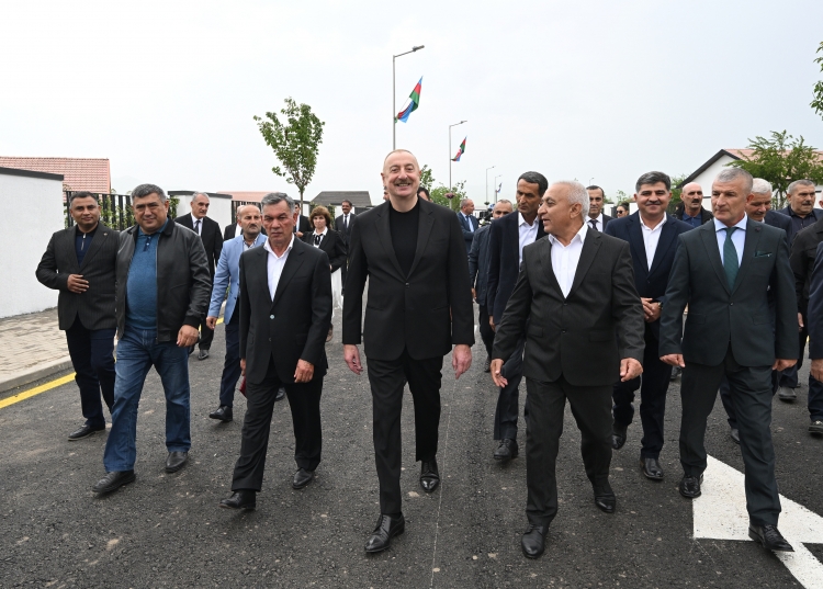 İlham Əliyev və Mehriban Əliyeva Xocalı şəhərinə köçən sakinlərlə görüşüblər -
