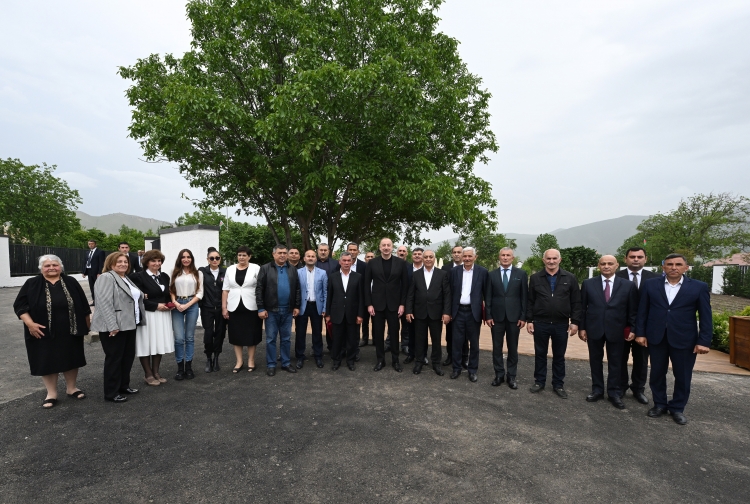 İlham Əliyev və Mehriban Əliyeva Xocalı şəhərinə köçən sakinlərlə görüşüblər -