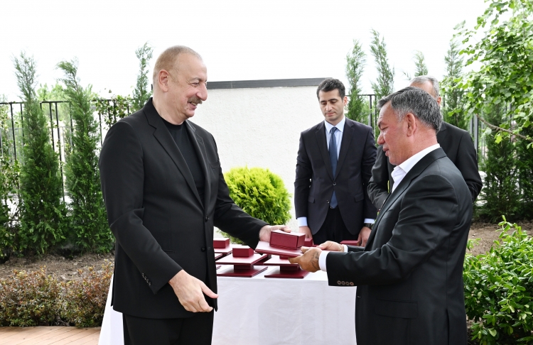 İlham Əliyev və Mehriban Əliyeva Xocalı şəhərinə köçən sakinlərlə görüşüblər -