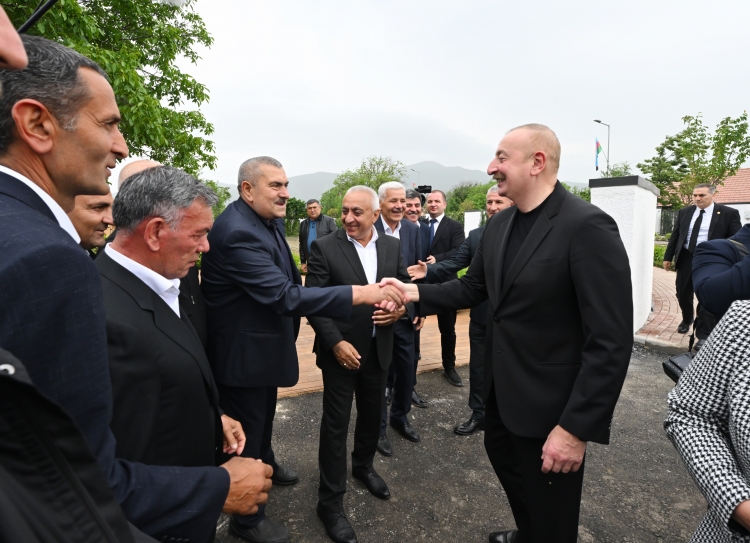 İlham Əliyev və Mehriban Əliyeva Xocalı şəhərinə köçən sakinlərlə görüşüblər -