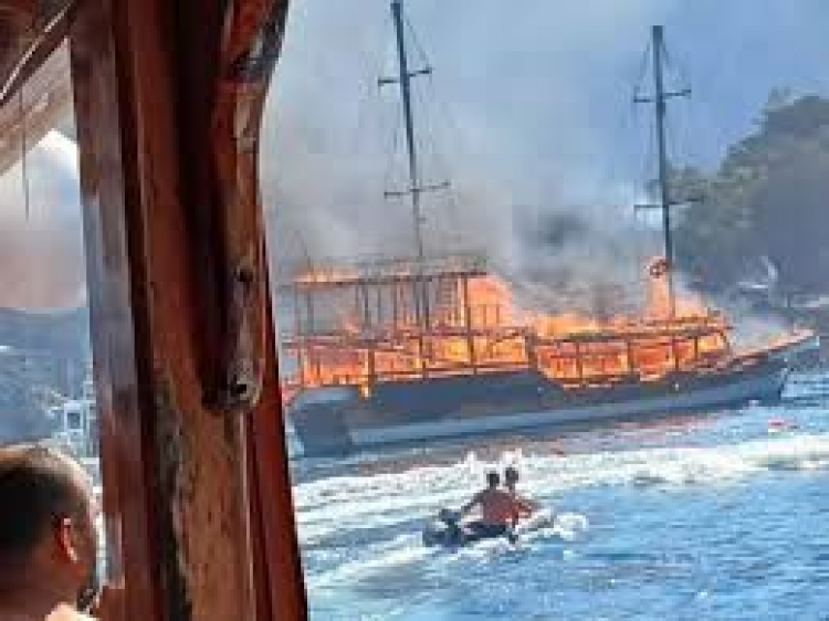 Marmaris sahillərində turist gəmisi yanıb -