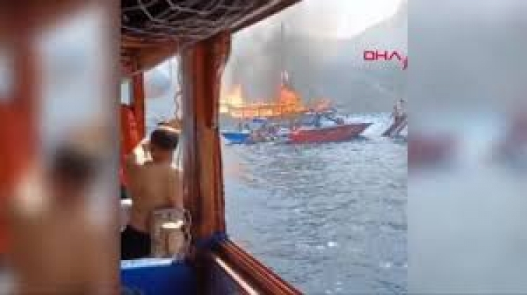 Marmaris sahillərində turist gəmisi yanıb -