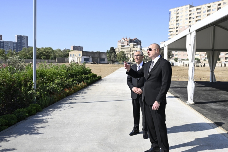 Prezident Bakıda yaradılan yeni parkda işlərin gedişi ilə tanış olub -