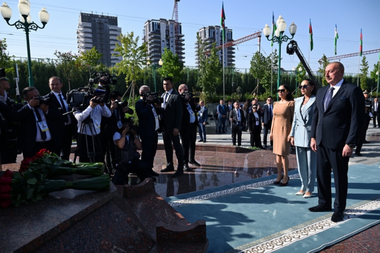 Prezident və birinci xanım Dəşkənddə Heydər Əliyevin barelyefini ziyarət ediblər