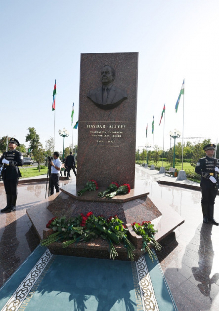 Prezident və birinci xanım Dəşkənddə Heydər Əliyevin barelyefini ziyarət ediblər