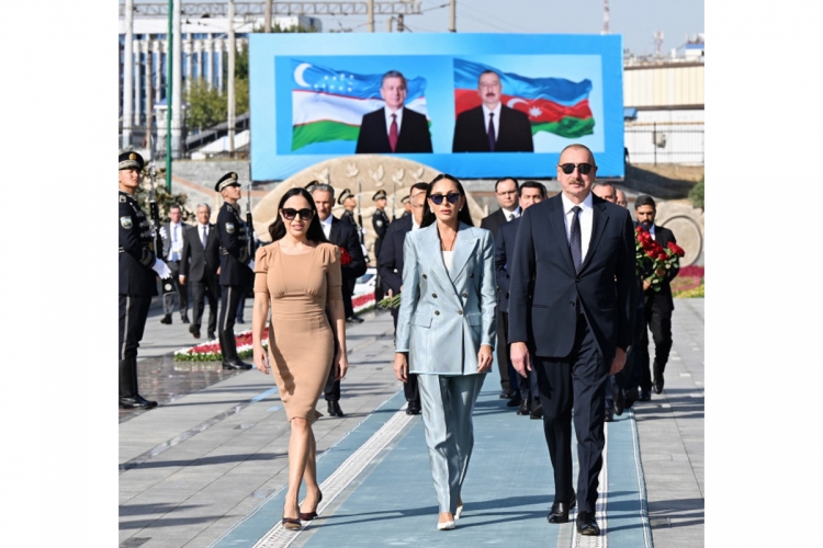 Prezident və birinci xanım Dəşkənddə Heydər Əliyevin barelyefini ziyarət ediblər