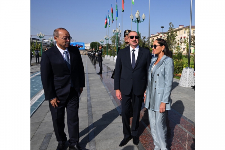 Prezident və birinci xanım Dəşkənddə Heydər Əliyevin barelyefini ziyarət ediblər