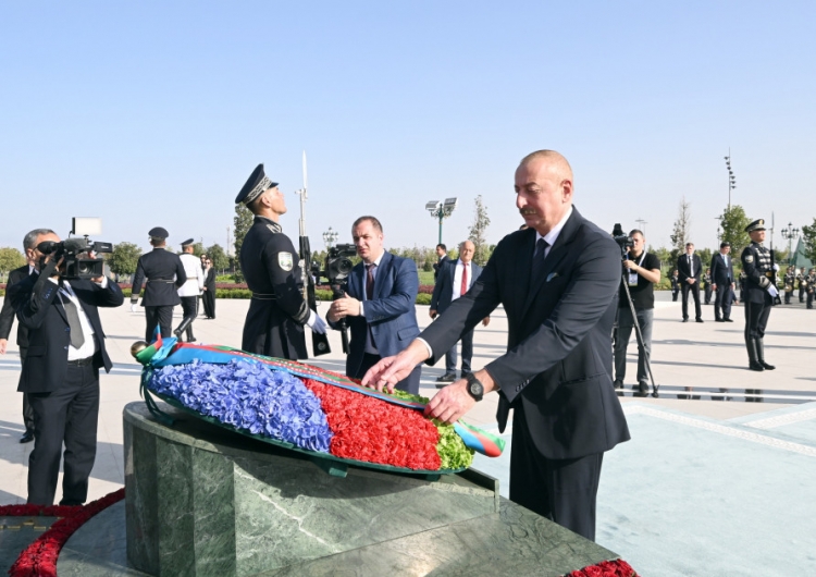 Prezident, birinci xanım və qızları Daşkənddə Müstəqillik abidəsini ziyarət ediblər