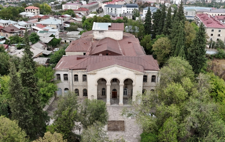 Prezident İlham Əliyev Xankəndi Dövlət Dram Teatrının binasında görüləcək işlərlə tanış olub -