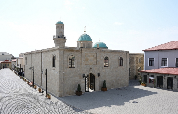 Mehriban Əliyeva Əhmədli qəsəbəsində əsaslı təmirdən sonra istifadəyə verilən 120 yaşlı məsciddə olub -