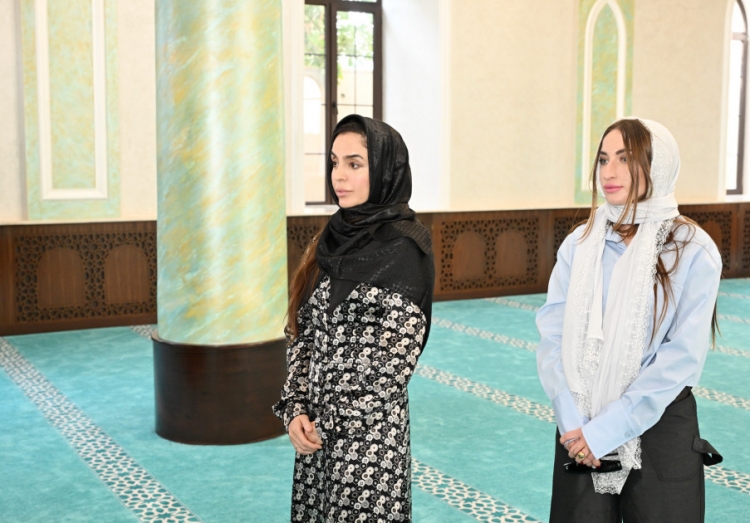 Mehriban Əliyeva Əhmədli qəsəbəsində əsaslı təmirdən sonra istifadəyə verilən 120 yaşlı məsciddə olub -